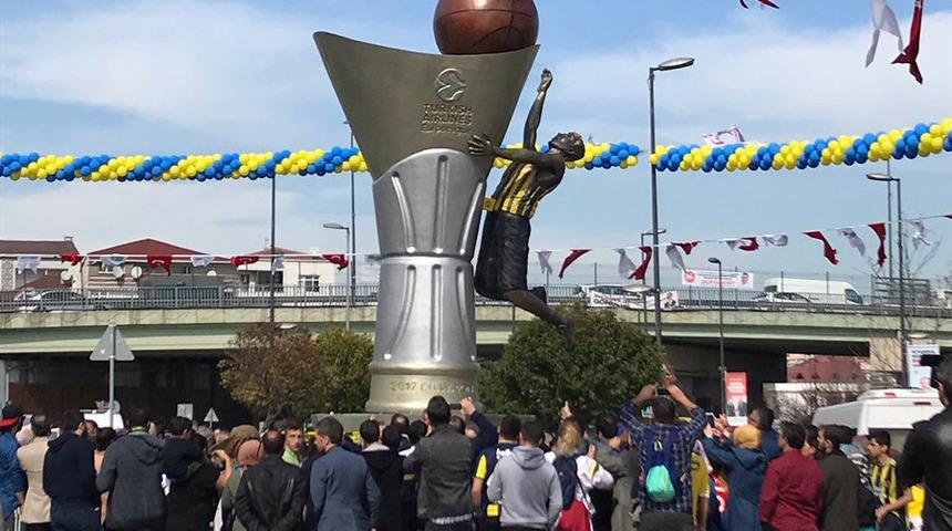 Fenerbah&ccedil;e'nin Euroleague şampiyonluğu Bah&ccedil;elievler'de anıtlaştırıldı