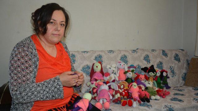 Amigurumi yaparak çocuklarının geçimini sağlıyor