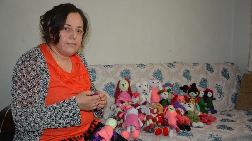 Amigurumi yaparak &ccedil;ocuklarının ge&ccedil;imini sağlıyor
