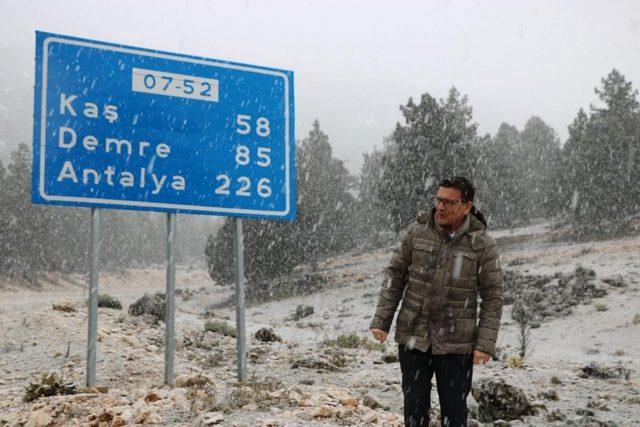 Antalya’da kar altında seçim çalışması