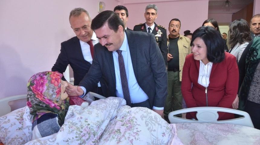 Vali Ali Arslantaş ve eşi Huzurevi sakinlerini ziyaret ettiler