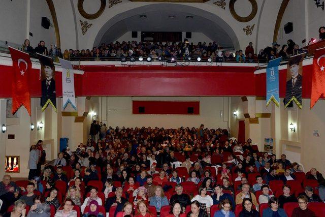 Anneler, ’Zafere Götüren Analar’ oyunu ile izleyici karşısına çıktı