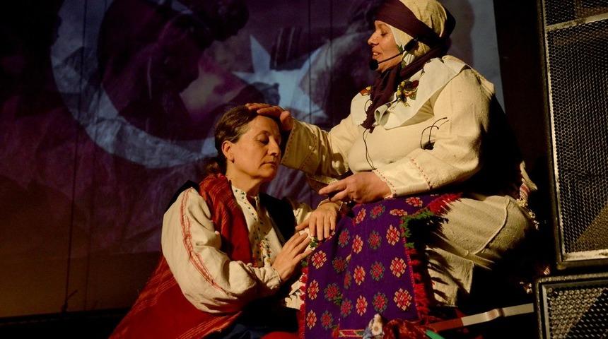 Anneler, &rsquo;Zafere G&ouml;t&uuml;ren Analar&rsquo; oyunu ile izleyici karşısına &ccedil;ıktı