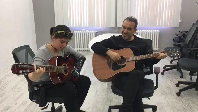 11 yaşındaki Nuriye biyonik ele kavuştu, Haluk Levent le gitar &ccedil;aldı 2