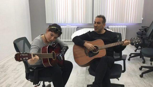 11 yaşındaki Nuriye biyonik ele kavuştu, Haluk Levent le gitar &ccedil;aldı 3