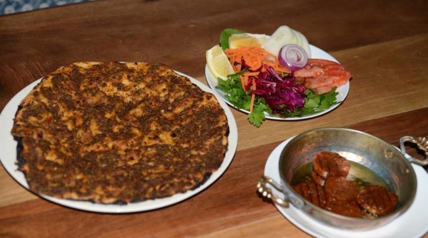 Bu lahmacunda et yok! Yiyen bayılıyor...