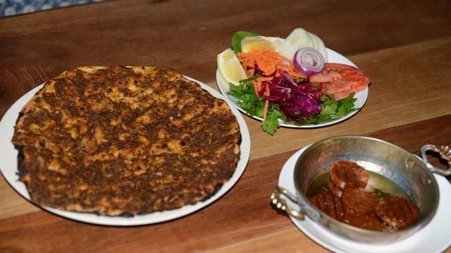 Bu lahmacunda et yok! Yiyen bayılıyor...