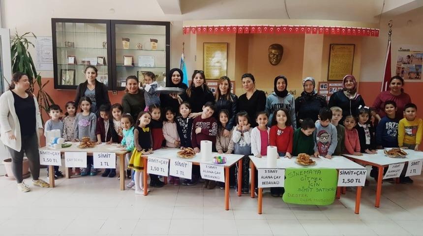 Sinemaya gitmek i&ccedil;in okulda simit sattılar