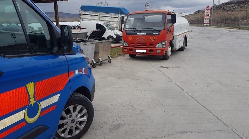 Jandarmadan ka&ccedil;ak akaryakıt operasyonu