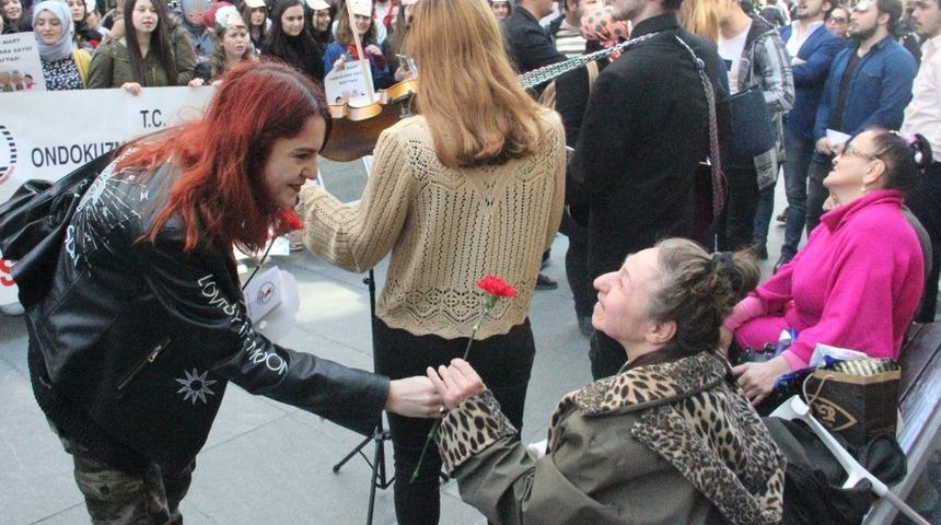 &Uuml;niversitelilerden yaşlılara karanfil