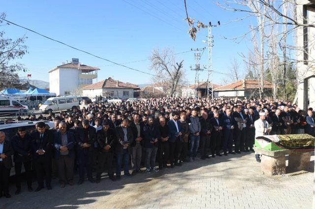 AK Parti’li vekil annesinin cenaze namazını kendi kıldırdı