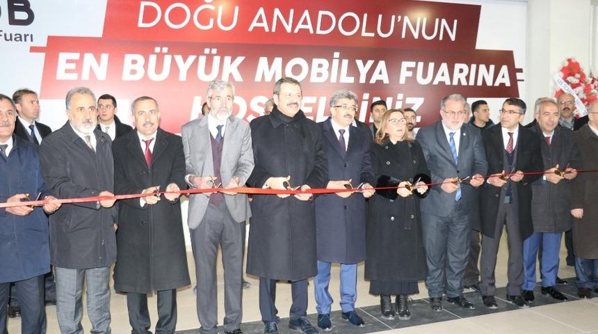 Bakan Pekcan Van Mobilya Fuarı&rsquo;nın a&ccedil;ılışını ger&ccedil;ekleştirdi