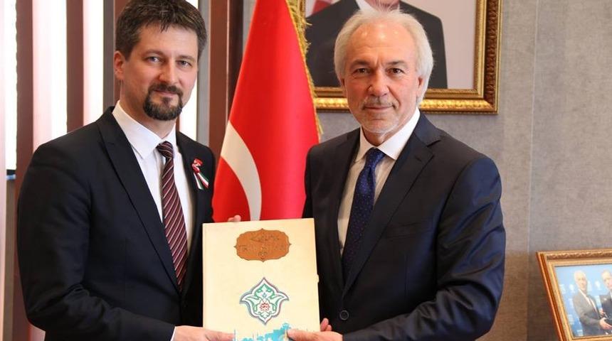 Macar B&uuml;y&uuml;kel&ccedil;isi Başkan Sara&ccedil;oğlu&rsquo;nu ziyaret etti