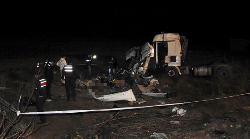 Kırşehir'de otomobille tır çarpıştı: 3 ölü, 3 yaralı