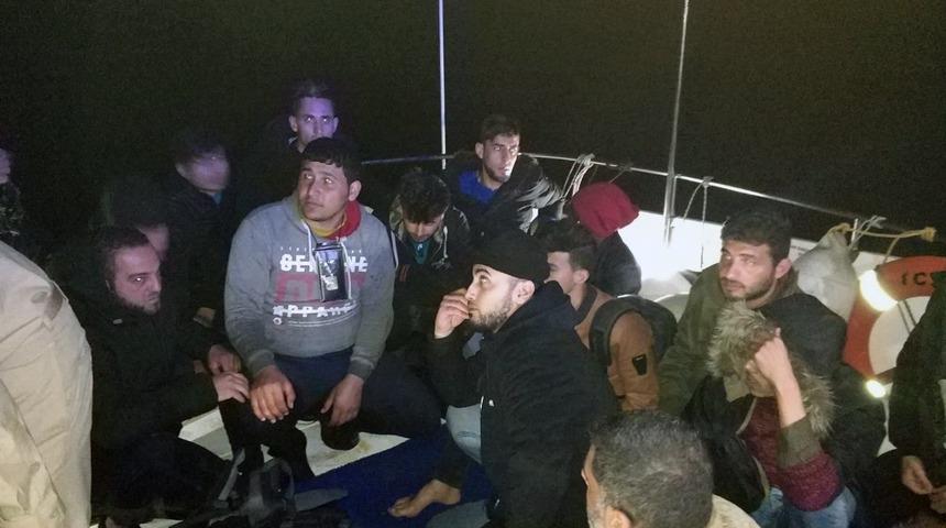 D&uuml;zensiz g&ouml;&ccedil;menler Sahil G&uuml;venlik helikopterine yakalandı