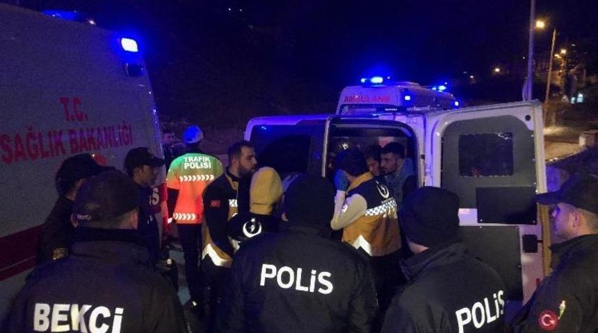 Annesinin aracıyla polislerden ka&ccedil;arken takla attı: Yaralılar var!