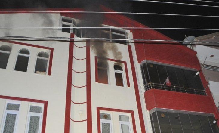 Ocakta unutulan düdüklü tencere patlayarak alev aldı: 2 yaralı G1