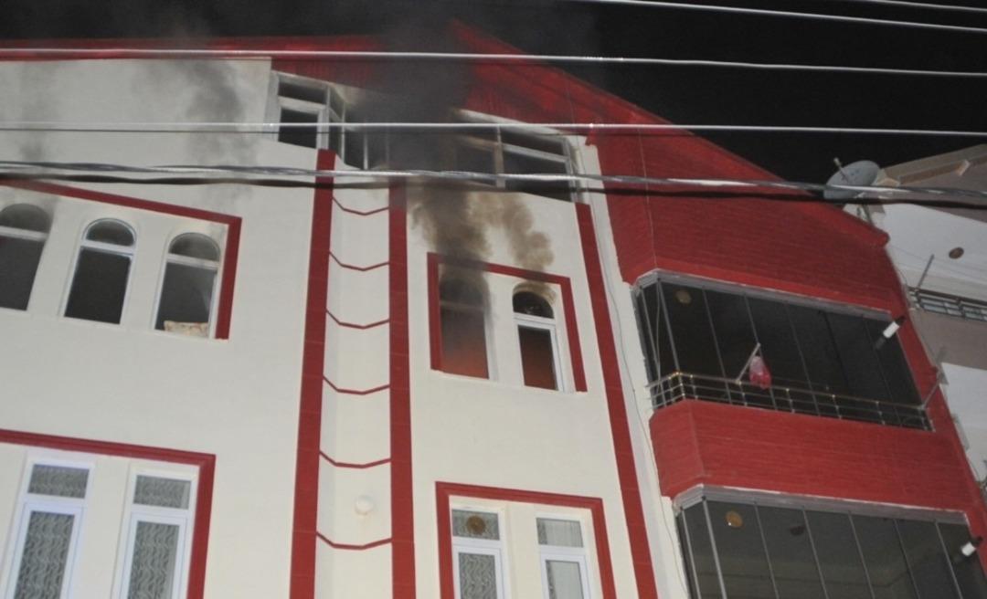 Ocakta unutulan d&uuml;d&uuml;kl&uuml; tencere patlayarak alev aldı: 2 yaralı