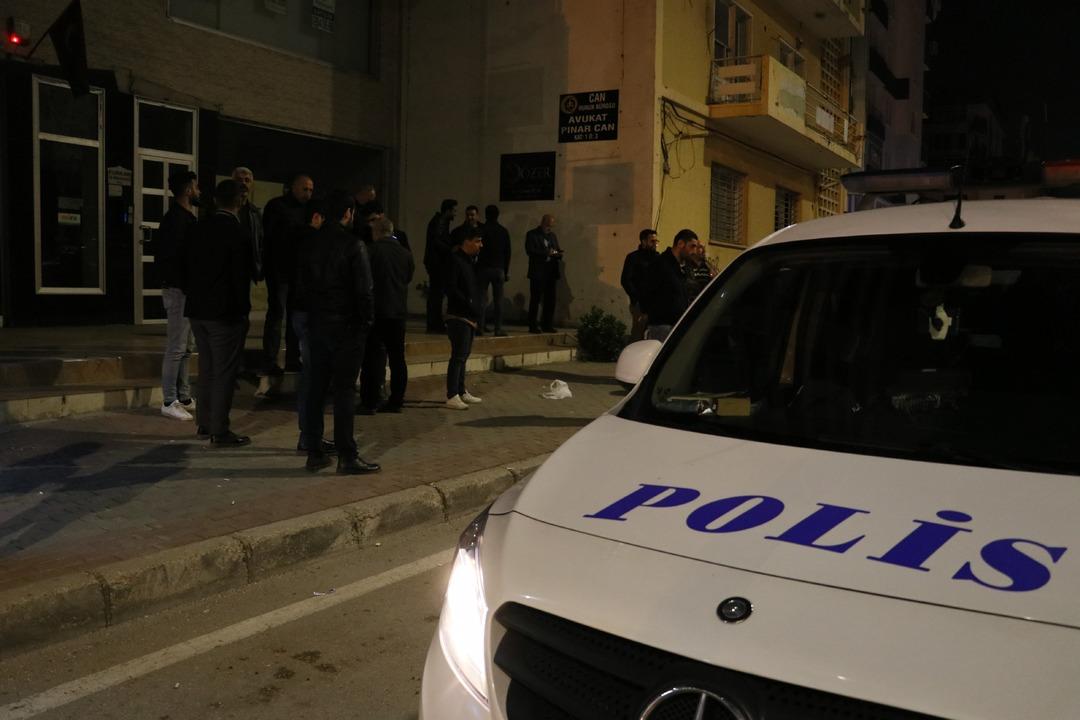 Afiş asma kavgası Adana'yı karıştırdı