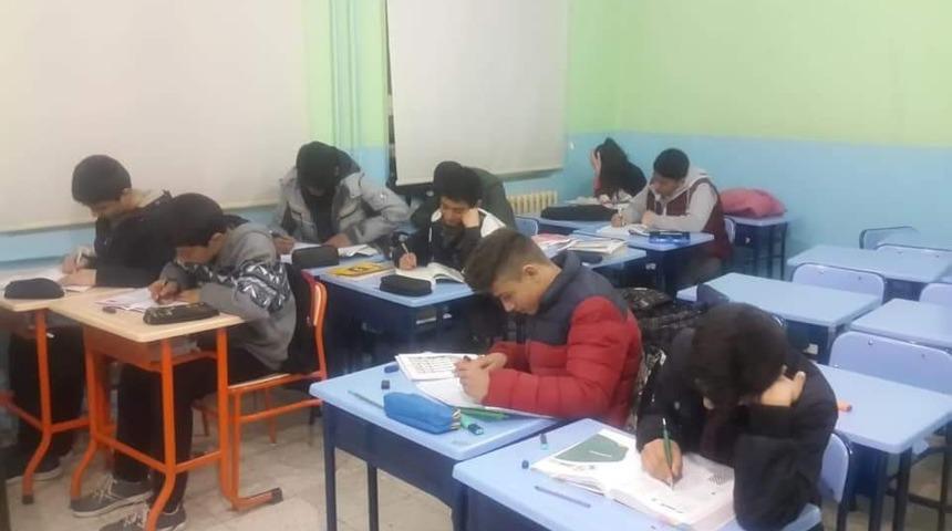 &Ouml;ğretmenler hi&ccedil;bir &uuml;cret almadan &ouml;ğrencilerine kurs veriyor