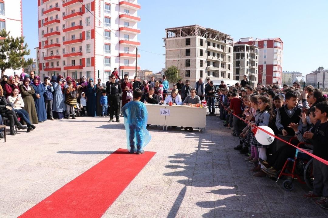 &Ouml;ğrencilerden geri d&ouml;n&uuml;ş&uuml;m defilesi