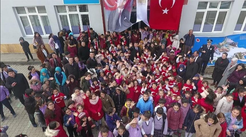 Minik bedenleri ile yazdılar, &ldquo;&Ccedil;anakkale ge&ccedil;ilmez&rdquo;