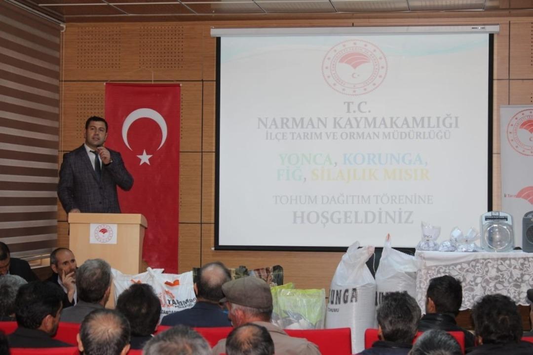 Narman&rsquo;da &ccedil;ift&ccedil;ilere yem bitkileri tohumu dağıtıldı
