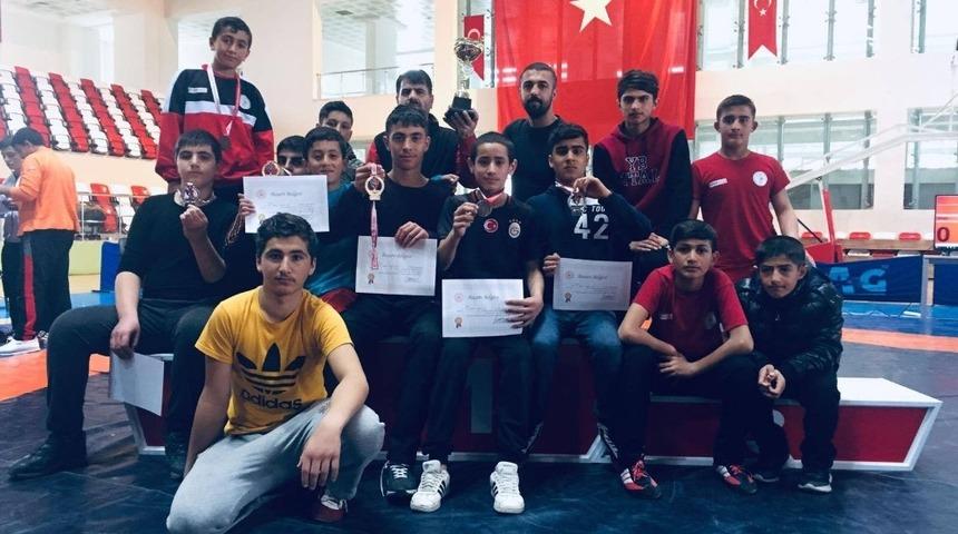 Vanlı g&uuml;reş&ccedil;iler Muş&rsquo;tan 8 madalyayla d&ouml;nd&uuml;ler