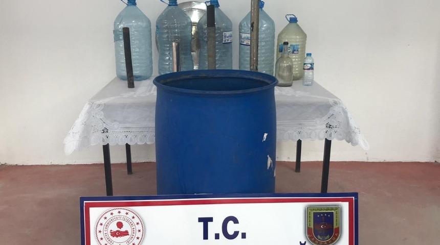 &Uuml;rettiği 200 litre alkolle jandarmaya yakalandı