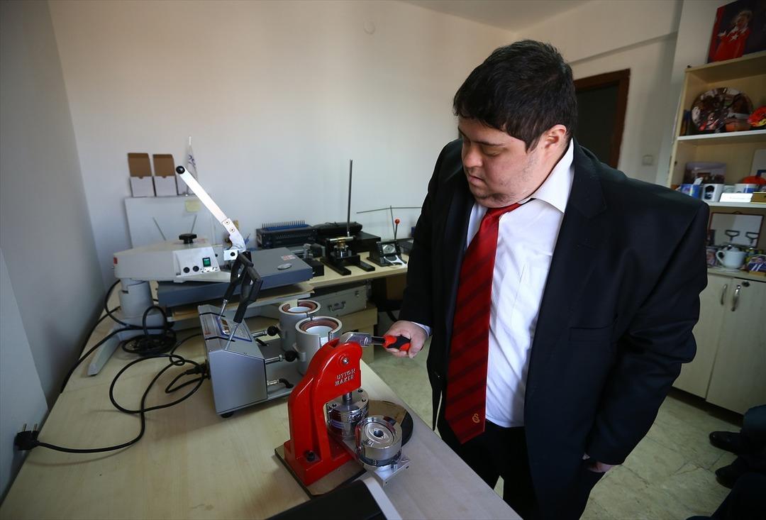 Down sendromlu gen&ccedil;, kurduğu işiyle &ouml;rnek oluyor