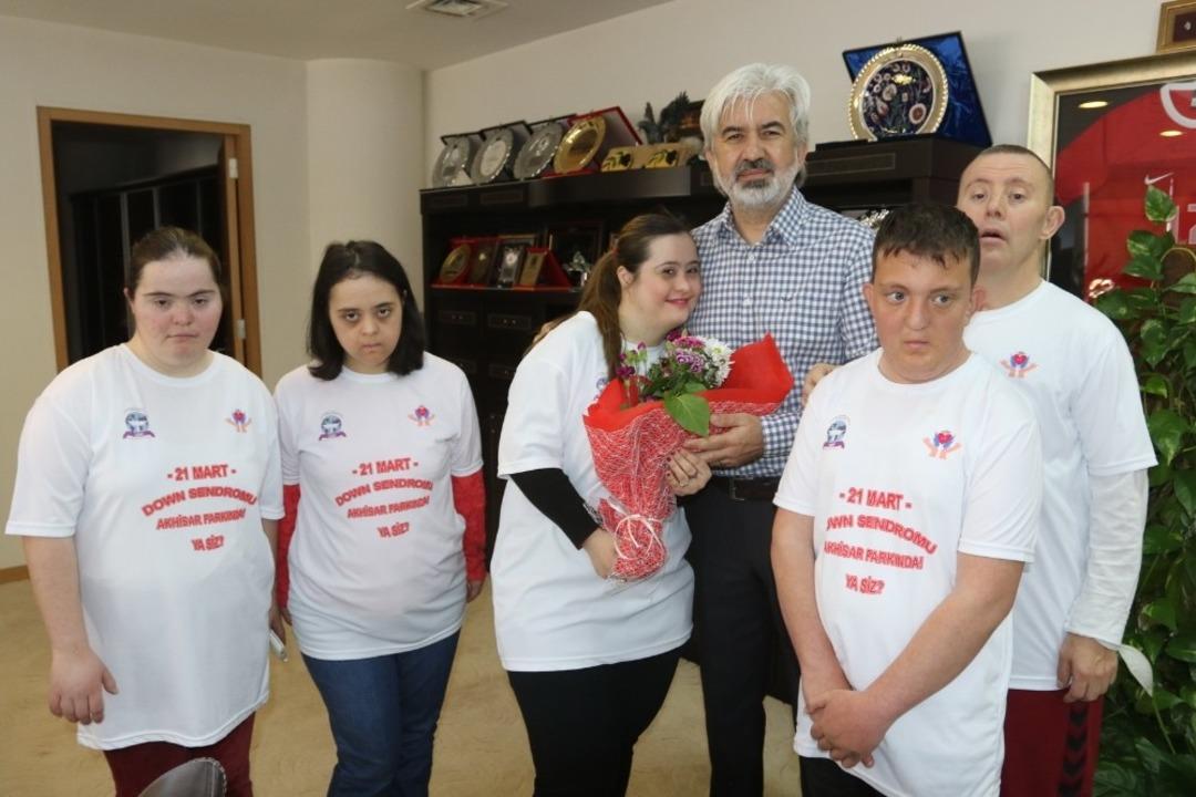 Down Sendromlu &ccedil;ocuklar başkan koltuğuna oturdu