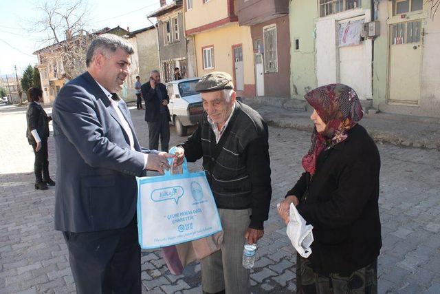 Eskigediz Belediyesi bez çanta dağıtımı