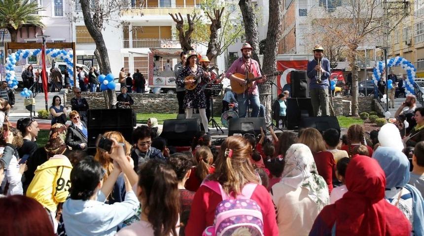 Konak&rsquo;taki yenilenen parklarda &ccedil;ocuk şenliği