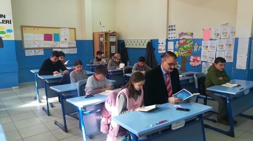Bu okulda herg&uuml;n kitap okuma saati uygulanıyor