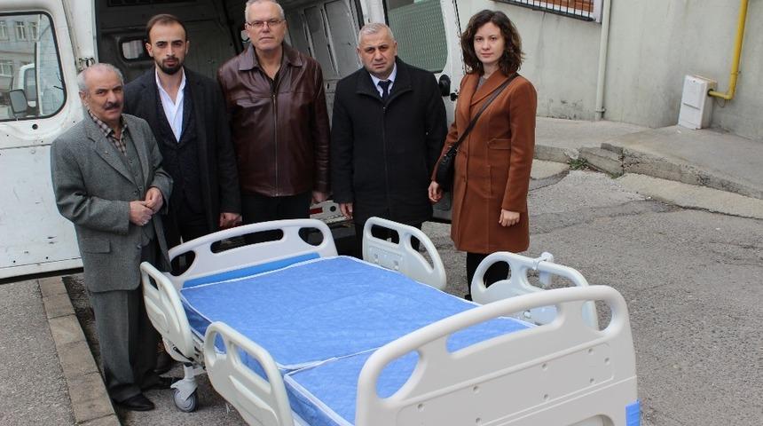 Vefat eden annesinin yatığını bağışladı