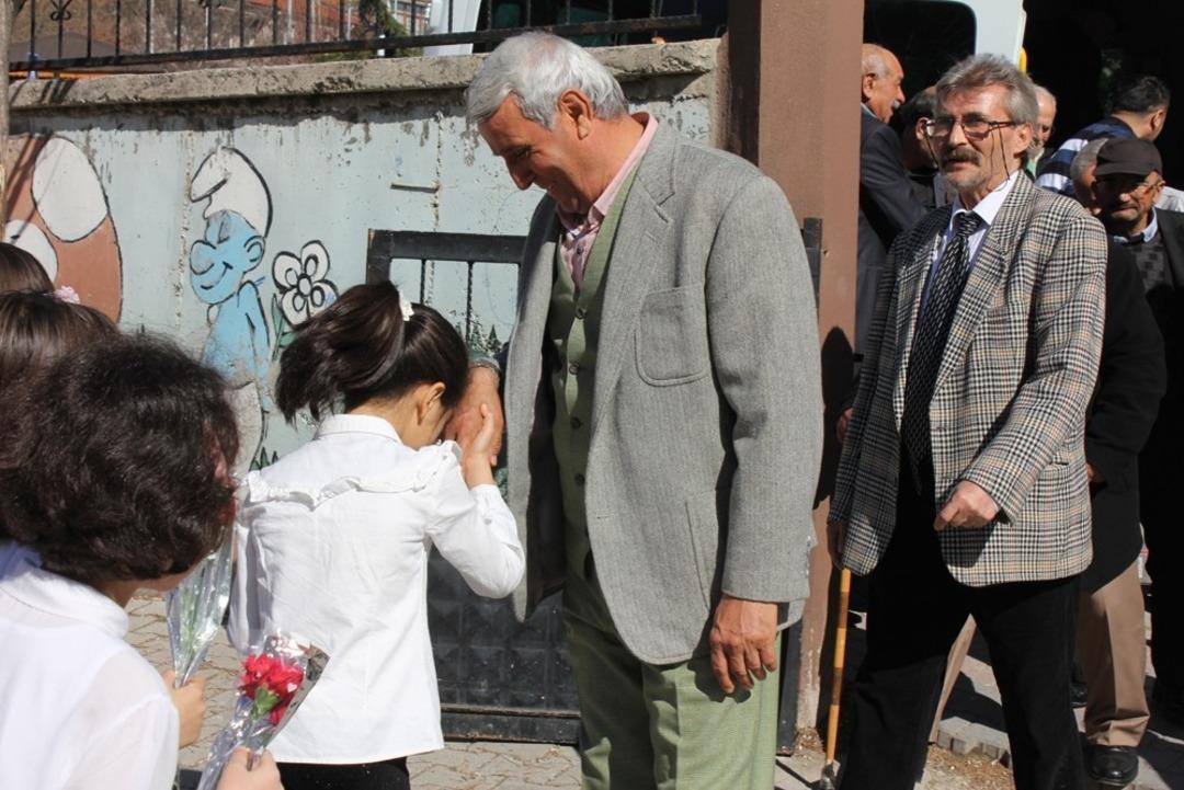 &Ccedil;i&ccedil;eklerle karşıladılar