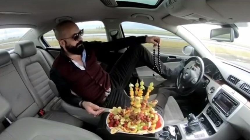 Trafikte meyve yerken ayağıyla direksiyonu kullanan s&uuml;r&uuml;c&uuml;ye 5 ay hapis