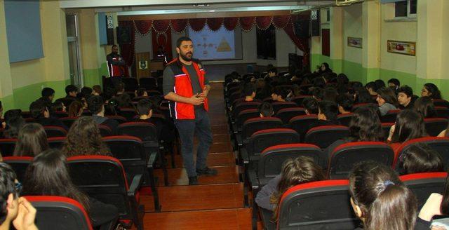 Kartal Belediyesi okullarda afet bilinci eğitimlerine devam ediyor