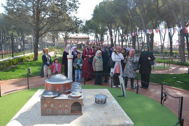 Sancaklılı kadınlar Şehzadelerpark’ı gezdi