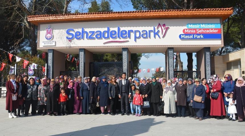 Sancaklılı kadınlar Şehzadelerpark&rsquo;ı gezdi