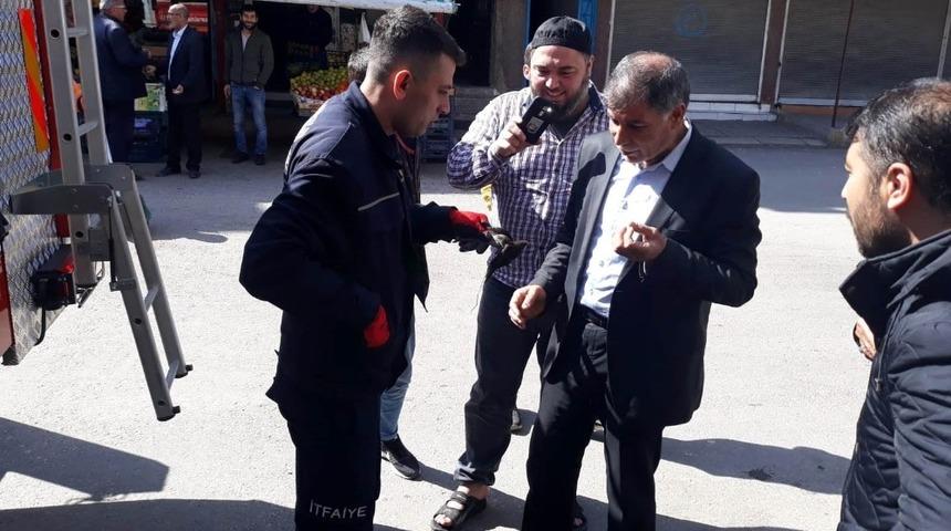 Evin duvarındaki ipe asılı kalan ebabil kuşunu itfaiye kurtardı