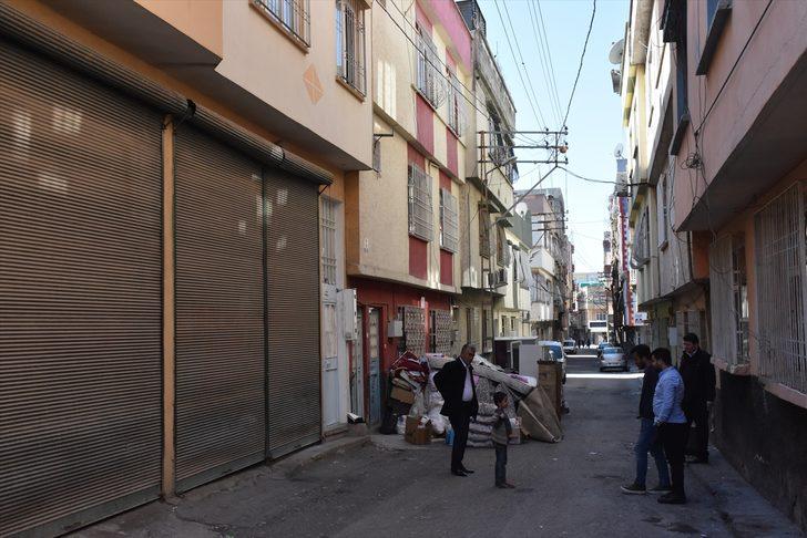 Kira vermeyen gelinini 3 çocuğuyla evden çıkardı G1