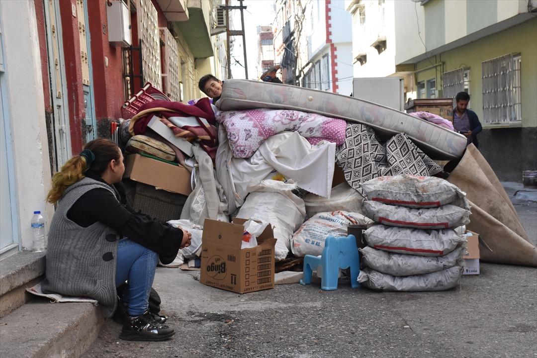 Kira vermeyen gelinini 3 &ccedil;ocuğuyla evden &ccedil;ıkardı