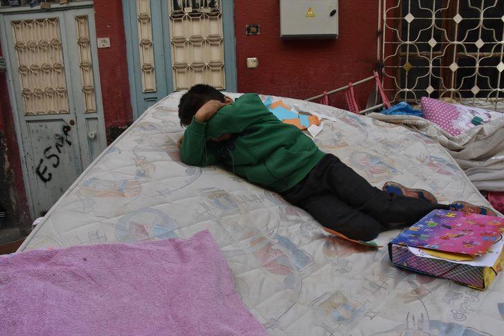 Kira vermeyen gelinini 3 çocuğuyla evden çıkardı G4