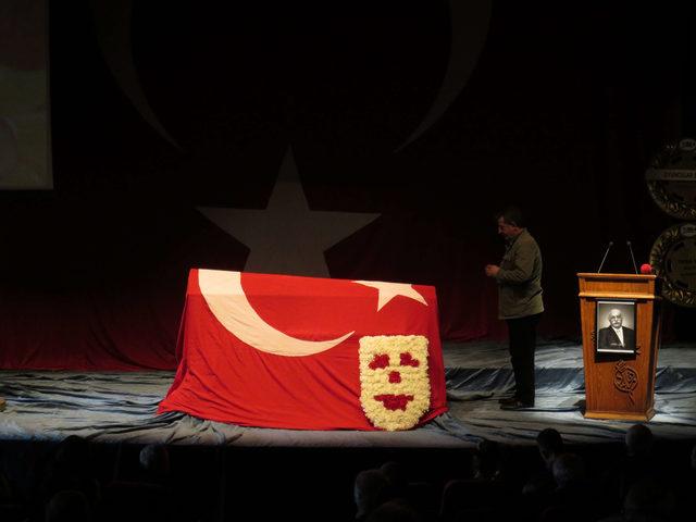 Oyuncu Ümit Yesin için Kadıköy Haldun Taner Sahnesinde tören düzenlendi
