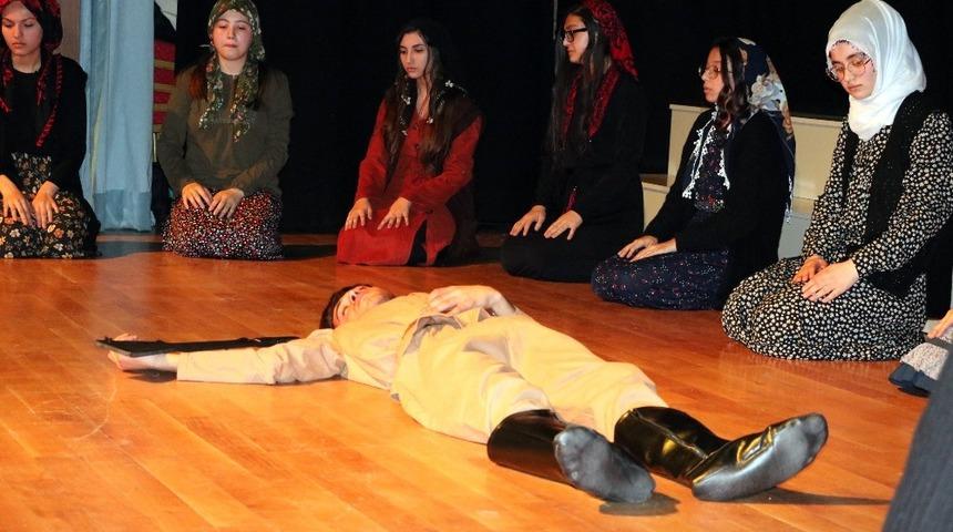 &Ccedil;&ouml;z&uuml;m Koleji &Ccedil;anakkale şehitlerini andı