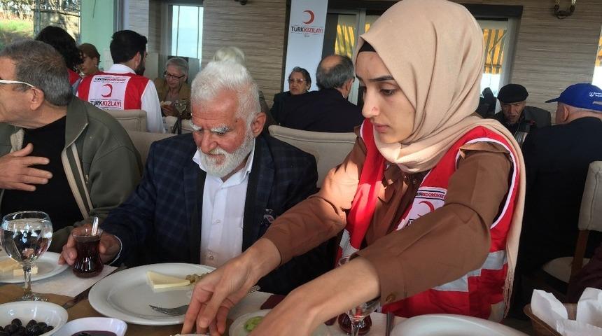 Kızılay&rsquo;ın geleneksel "Yaşlılar Buluşması"