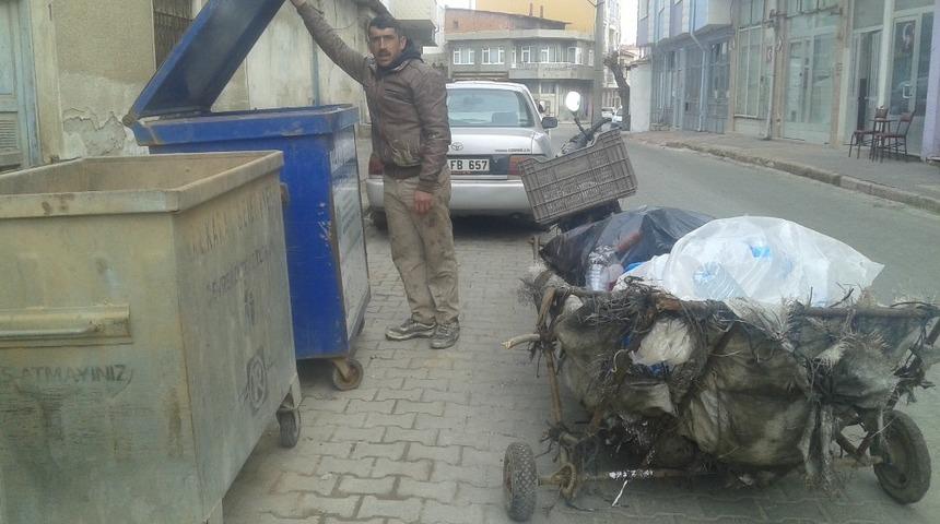 Ekmeğini &ccedil;&ouml;pten &ccedil;ıkarıyor