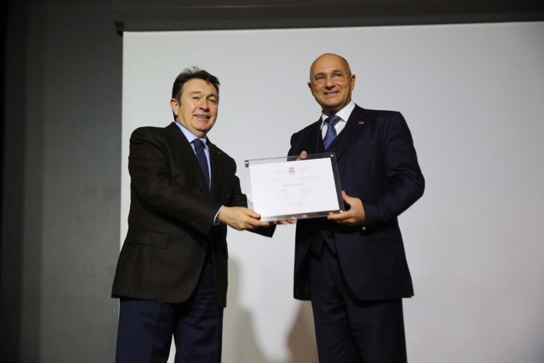 AG&Uuml;&rsquo;den Fahri Profes&ouml;rl&uuml;k Unvanı