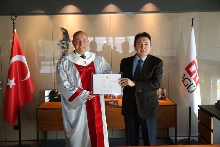 AGÜ’den Fahri Profesörlük Unvanı G4